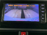 バックモニターで、後方を確認しながら安心して駐車することができます。※カメラが映し出す範囲は限られています。必ず車両周辺の安全を直接確認してください。