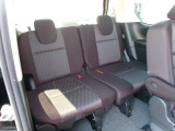 足元広々ゆったり乗れます。後席がシートスライドします。