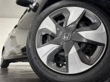 【純正ホイールキャップ】装備しております。クルマのオシャレは足もとから!外観にマッチしたデザインでビジュアルバッチリです。
