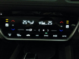 オートエアコンは左右席で独立温度コントロールが可能です。シートヒーター付きで、冷えた車内でもスイッチを押せば数秒で座面と背もたれがあたたかくなります。