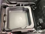 助手席のシート下には、収納BOXが付いています。