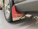 販売店オプションのTRDのマッドフラップを装備!オフロードスタイルへとカスタマイズ!