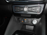 車内の室温を自動で一定に保ってくれる便利なオートエアコンが付いています。温度を設定するとクルマがエアコン噴出し温度を上げたり下げたり風量を変えたりしてくれるので運転に集中が出来ますよ。