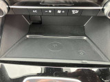 車内でモバイル機器の充電も可能な、Qi規格のワイヤレス充電器も備えています。