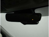 自動防眩インナーミラー(ドライブレコーダー付)?後続車のライトの眩しさを緩和するインナーミラーに、録画機能を搭載。