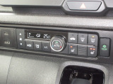 エアコンはオートエアコンでお好みの温度調整が出来、オールシーズン快適にドライブできます!フロントシートの座面に2段階調節のシートヒーターを内蔵。身体を直接温めることができます。
