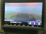 【バックカメラ】運転が苦手な方も車庫入れラクラクです!ギアをリバースに入れれば自動的に切り換わりますので、面倒な操作は不要です♪狭い駐車場もお車を傷つけず安心ですね!