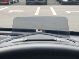 運転席のメーターフードにはヘッはドアップディスプレイが装備されており、速度やナビの案内などの情報が表示されます。その為、真っ直ぐ向いたままで目線の動きを少なくし、必要な情報を受け取る事が出来ます!
