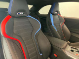 シートメモリー付電動フロントシート。オーナー様がキーを使い分けていただければ、シート調整・空調・オーディ等最後に乗った状態をメモリーしてくれます。