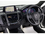 使いやすさや安全性を追求したステアリング周り!高級車ゆえにスイッチ類が多いのも特徴ですね!考え尽くされた配置ですぐに使いこなす事が出来ますのでご安心下さい!是非、体感してみて下さい!!