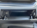 運転席のハンドル奥にインパネアッパーボックスが付いています!よく使うものを収納すると便利ですね♪