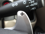 マニュアル車のような感覚で、ワインディングロードでも車を操れるマニュアルモード・パドルシフト付きです。長い下り坂でのエンジンブレーキや、高速道路の合流の際の加速も思いのままです。