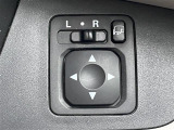 【電動格納ミラー】運転席のスイッチで、ドアミラーの開閉や角度の調整ができます。
