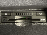 【ETC】有料道路を利用する際に料金所で停止することなく通過できる、ETC車載器(ノンストップ自動料金収受システム機器)が装備されています。セットアップを行うことで利用可能になります。