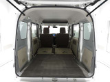 リヤシートは格納できフルフラットで広い荷室になります。