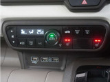 フルオートエアコン搭載で好みの温度に設定するだけで、風量などを自動でコントロール!快適な車内にしてくれます。また体を直接温めてくれるシートヒーターが装備されていますので、冬場はとても快適です。