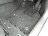 フロアマットも綺麗にクリーニングされています。