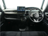 ◆視界広々で非常に運転しやすくロングドライブでも疲れを感じさせないすっきりとまとまったインパネ周りです。