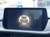 【マツダコネクト】車内の雰囲気にマッチした一体型タイプのディスプレイ。各種車輌設定やBluetooth再生等、様々な機能が楽しめます。専用SDカードのご購入で、ナビ機能も使用出来ます。