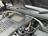 【STIタワーバー】お車の剛性を高めるタワーバーを装備。よりスムーズなコーナリング走行が可能となり、走りも楽しめます。