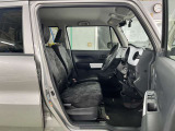 運転席の足元は広々としており、座席は大きく前後にスライド出来るので自分に合ったポジションで運転する事が出来ます。アクセルやブレーキにクセもなくとても運転のしやすい車両です。
