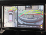 パノラミックビューモニター付きです。車両を上から見たような映像をディスプレイオーディオ画面に表示。運転席からの目視だけでは見にくい、車両周辺の状況をリアルタイムでしっかり確認できます。