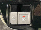 指先だけで簡単に操作が可能な電動パーキングブレーキを採用。「HOLD」スイッチを押すと、渋滞や信号待ちなどでブレーキペダルから足を離しても、ブレーキを保持するので安心です
