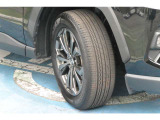 トヨタ純正アルミホイール。タイヤサイズは225/60R18インチです。