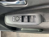 全席パワーウィンドウとなっています。運転席はオートになっているのでワンタッチ開閉することが出来ます。