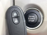 【キーレススタートシステム】カバンやポケットに入れたままでもドアの施錠・解錠が可能なスマートキーを装備。エンジンのオン・オフ時もカギを取り出す必要が無いからとっても便利です♪