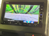 【バックカメラ】駐車時に後方がリアルタイム映像で確認できます。大型商業施設や立体駐車場での駐車時や、夜間のバック時に大活躍!運転スキルに関わらず、今や必須となった装備のひとつです!