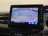 リバースギアに入れるだけで後方の表示へ切り替わります。夜間や雨の日の駐車も楽になりますよ。