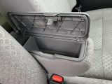 アームレストは収納になっています。運転席から簡単に手が届くので、手元に置いておきたいものの収納に大活躍します。