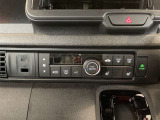 【シートヒーター】座席の内蔵ヒーターで身体を直接温める機能。エアコンより早く温まり、冬の車内でも即座に快適です。エンジンの温まりを待たずに済むため、寒い朝の始動直後に重宝される必須の快適装備です。