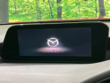 【8.8インチマツダコネクト】車内の雰囲気にマッチした大型のディスプレイ。スマホ接続でのナビ使用やBluetooth再生等、様々な機能が楽しめます。直感的なダイヤル操作が可能で、使い勝手も良好です。