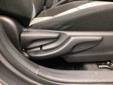 シートハイトアジャスターが付いているので運転姿勢を調整するのに便利ですね。身長に合ったシートポジションは安全運転や疲労軽減にもつながります。