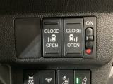 【両側パワースライドドア】両側がパワースライドドアになっており、運転席のスイッチやスマートキーでも開閉が可能です!開口部も広いので乗り降りも楽々♪