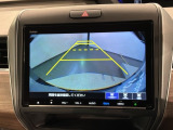 リバースギアに入れるだけで後方の表示へ切り替わります。夜間や雨の日の駐車も楽になりますよ。