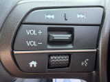 ステアリングから手を離さず操作できるオーディオスイッチを装備しています。