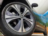 【純正17インチアルミホイール】外観にマッチした純正アルミホイールを装着しております。各種社外アルミホイールや、スタッドレスタイヤも取扱いしております。是非ご相談ください♪