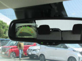 ★バックミラーにバックカメラのモニターを装備。駐車の際の後方映像があなたを安心サポート!