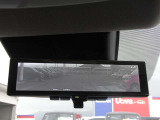 インテリジェント ルームミラーは、車両後方のカメラ映像をミラー面に映し出すので、車内の状況や、天候などに影響されずいつでもクリアな後方視界が得られます。