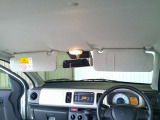 運転席・助手席ともにサンバイザー内側に鏡がついております。