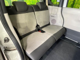 後部座席も気になるようなキズ・汚れやへたり等、大きなダメージはなく、良好な状態です。
