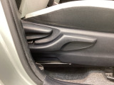 シートハイトアジャスターが付いているので運転姿勢を調整するのに便利ですね。身長に合ったシートポジションは安全運転や疲労軽減にもつながります。