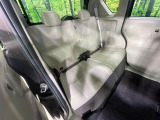 後部座席も気になるようなキズ・汚れやへたり等、大きなダメージはなく、良好な状態です。