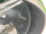 【ブラインドスポットモニター】走行中、ドアミラーの死角になりやすい箇所に後続車が接近するとサイドミラーのレンズに警告を表示!ドライバーに注意喚起をしてくれます。