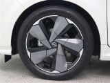 純正アルミホイールは精度が高く、走行の安定性が優れています。タイヤサイズ205/50R17