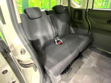 後部座席も気になるようなキズ・汚れやへたり等、大きなダメージはなく、良好な状態です。