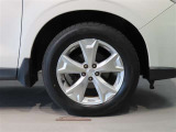 純正のアルミホイール装着車です。タイヤサイズは225/60R17です。